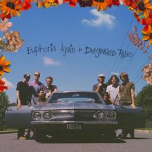 Text: "Euphoria Again & Dagwood Tales". 

Gruppe Menschen posiert vor einem Auto, umrahmt von Blumen.