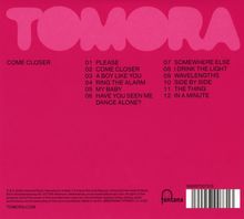 "COME CLOSER" und 12 Songtitel auf pinkem Hintergrund. Großes geschwungenes Logo "TOMORA." Kleinere Nummern zu jedem Titel.
