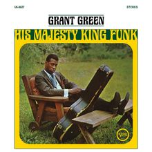 "GRANT GREEN HIS MAJESTY KING FUNK" in großen Buchstaben, ein Mann sitzt entspannt mit Gitarrenkoffer auf einer Wiese.