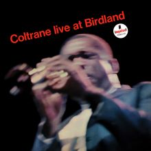 „Coltrane live at Birdland“ in roter Schrift. Verschwommenes Bild eines Musikers mit Instrument. Logo von "impulse!".
