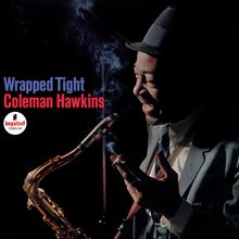 „Wrapped Tight Coleman Hawkins“ in blau und rot. Ein Mann mit Hut spielt Saxophon, umgeben von Rauch.