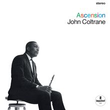 "Ascension" in bunten Buchstaben, darunter "John Coltrane". Ein Mann im Anzug sitzt mit einem Saxophon.