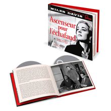 Auf dem Cover oben steht "Miles Davis" und "Ascenseur pour l'échafaud". Darunter ein Buch mit CDs und einem Schwarz-Weiß-Foto.