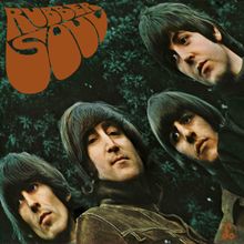 "Rubber Soul" in verzerrter, brauner Schrift. Vier Männer mit langen Haaren schauen in die Kamera, Bäume im Hintergrund.