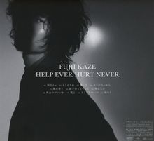 "Fujii Kaze, Help Ever Hurt Never." Darunter stehen nummerierte japanische Schriftzeichen. Ein Mann schaut von der Seite.