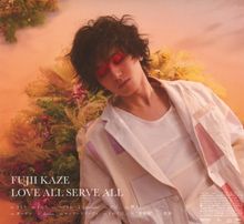 "FUJII KAZE LOVE ALL SERVE ALL." Mann mit geschlossenen Augen, stilvolle Kleidung, Hintergrund aus Pflanzen in warmen Farben.