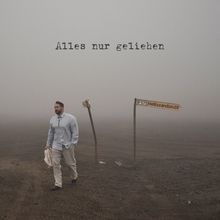Text: "Alles nur geliehen". Ein Mann in Hemd geht neben nebelbedeckter Straße mit zwei Wegweisern.