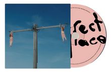 Der Text auf der CD lautet "perfect place". Zwei Personen hängen an einer hohen Struktur vor einem blauen Himmel.
