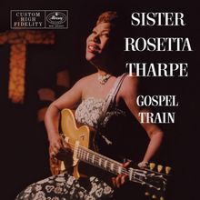 Texte: "Sister Rosetta Tharpe Gospel Train". Eine Frau spielt Gitarre, lächelnd, mit Blumenmusterkleid. Atmosphäre warm.