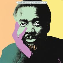 Text: "ahmad jamal '73". Pop-Art-Stil-Porträt eines Mannes mit lila Hand im Gesicht und grünlichem T-Shirt.