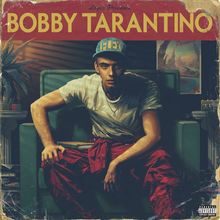„BOBBY TARANTINO“ oben in großem Gelb. Ein Mann im Retro-Poster-Stil sitzt nachdenklich in einem grünen Stuhl.