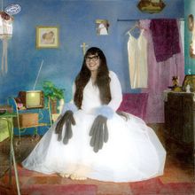 Illustration einer Person in einem weißen Kleid und langen Handschuhen in einem farbenfrohen Raum mit Dekorationen.