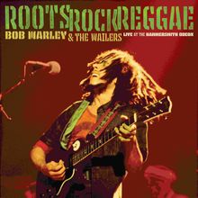 „ROOTS ROCK REGGAE, BOB MARLEY & THE WAILERS, LIVE AT THE HAMMERSMITH ODEON“. Ein Künstler spielt Gitarre auf der Bühne.
