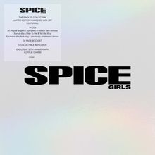 Text in Schwarz: "SPICE GIRLS". Boxset-Beschreibung mit CDs, Demos und Sammlerkarten. Homogene weiße Fläche.