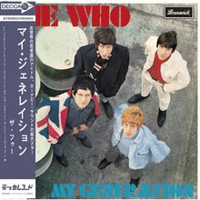 "The Who", "My Generation". Oben nach unten Perspektive von vier jungen Männern in stilvoller Kleidung, Betonboden.
