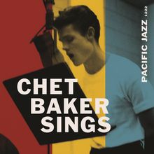 Text: "Chet Baker Sings", "Pacific Jazz 1222". Illustration eines Mannes vor einem Mikrofon, Farben rot, gelb, blau.