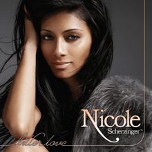 „Nicole Scherzinger“ und „killer love“ stehen in eleganter Schrift. Eine Frau mit dunklem Haar blickt weich in die Kamera.
