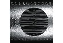 "BLACKSTREET" oben, "ANOTHER LEVEL" unten. Silberne Medaille mit eingeprägtem Muster vor einem strukturierten Hintergrund.