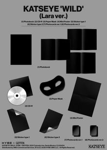 „KATSEYE 'WILD' (Lara ver.)“: Photobook, CD-R, Papermaske, Poster, Sticker Typ 1 & 2, Fotokarten 1 & 2 auf grauem Hintergrund.