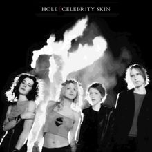 Text: "HOLE | CELEBRITY SKIN". Vier Personen stehen vor einem hellen Hintergrund, ihre Kleidung ist dunkel.