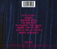 Trackliste in pinker Schrift: "RUN MY WAY, ANGEL, INFINITY (123)". Blaues, samtiges Textilmuster im Hintergrund.