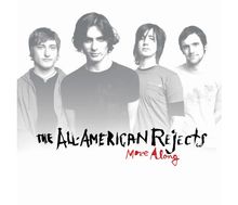 "THE ALL-AMERICAN REJECTS More Along" steht in schwarzer und roter Schrift. Vier Männer stehen in Schwarz-Weiß.