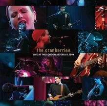 "The Cranberries. Live at the London Astoria II, 1994." Verschiedene Bühnenfotos von Musikern mit Instrumenten und Mikrofonen.