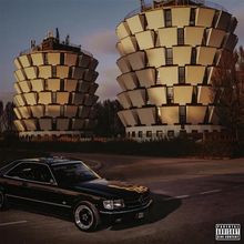 Zwei futuristische Gebäude bei Sonnenuntergang, ein schwarzes Auto im Vordergrund, "Parental Advisory"-Label rechts unten.