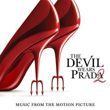 "The Devil Wears Prada 2" ist mit roten High Heels dargestellt, deren Absätze in Form von Teufelsgabeln gestaltet sind.