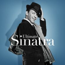 Text: "Ultimate Sinatra". Schwarz-weißes Bild eines Mannes mit Hut und Mantel, lächelnd vor blauem Hintergrund.
