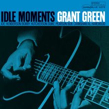"IDLE MOMENTS GRANT GREEN" und darunter Namen von Musikern. Ein blaues Bild zeigt Hände, die eine Gitarre spielen.