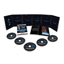 Fünf CDs und eine Broschüre liegen vor aufgestellten dunklen Karten mit Shows von "Jan. 26-29, 1966" und "Feb. 1, 1966".