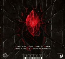 Titel in Weiß: "I Trust No One, Algol, Vanta Ray, Theia, House of Suns, IO, Silence and the Silver Sea" vor rotem Kristall in Schwarz.