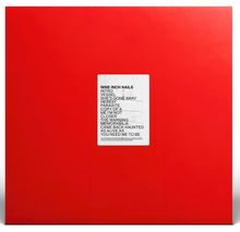 Textliste mittig: NINE INCH NAILS, TITEL: INTRO, VESSEL, VIOLENT; roter Hintergrund.