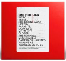 Weiße Liste mit Songtiteln von Nine Inch Nails auf rotem Hintergrund, einige Titel durchgestrichen.