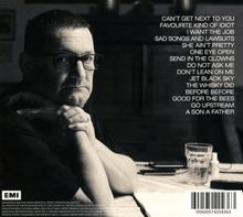 Titel wie: "CAN'T GET NEXT TO YOU", "FAVOURITE KIND OF IDIOT" und mehr. Schwarz-weiß-Porträt eines Mannes mit Brille.