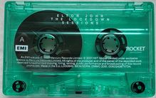 Ein türkises Audiokassettenband mit dem Text: "Elton John, The Lockdown Sessions", "A", EMI und Rocket Entertainment Logos.