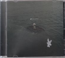 Text: "NF HOPE". Ein Mensch steht auf einem Floß im weiten Meer. Unten rechts ist ein weißes Symbol.