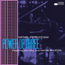"LIVE AT MONTREUX" mehrfach, "MICHEL PETRUCCIANI POWER OF THREE Featuring JIM HALL and WAYNE SHORTER". Bühne mit Musikern.