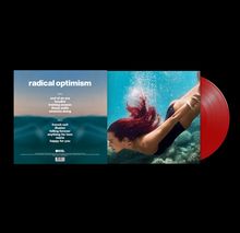 "Radical optimism" mit Titeln wie "end of an era", "illusion", rotes Vinyl, Taucherin mit roten Haaren im Wasser.