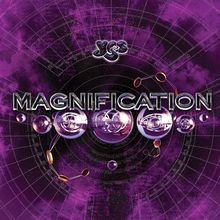 Text: "MAGNIFICATION." Im Hintergrund, purpurner Weltraum mit schwebenden metallischen Kugeln und einem stilisierten Logo.