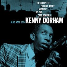 "The Complete 'Round About Midnight at the Cafe Bohemia, Kenny Dorham, Blue Note 1524." Ein Mann mit Mikrofon im Vordergrund.