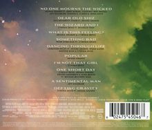 Eine Liste von Songtiteln und Künstlern auf einem wolkigen, farbenfrohen Hintergrund. Oben beginnt es mit "No One Mourns the Wicked" von Ariana Grande, gefolgt von weiteren Titeln und Künstlern wie Cynthia Erivo und Jeff Goldblum. Am unteren Rand ein Barcode.