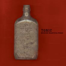 Text: "TONIC MEDEWSKI MARTIN & WOOD". Eine alte Flasche auf rotem Hintergrund.