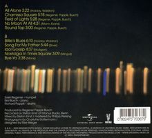 A-Seite: Titel von "All Alone" bis "Round Top". B-Seite: Titel von "Billie’s Blues" bis "Bye-Ya". Namen der Musiker unten. Unscharfe Lichter im Hintergrund.