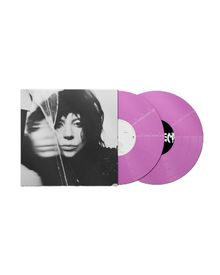 Zwei lila Schallplatten, eine zeigt einen Schwarz-Weiß-Porträt von einer Person. Die Platten haben minimalistische Labels.