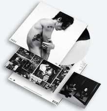 Text „IDOLS“. Schwarz-Weiß-Fotografie eines oberkörperfreien Mannes mit Tattoos. Collage mit Bandfotos und weiterer Mensch.