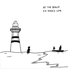 "AT THE BEACH, IN EVERY LIFE." Illustration: Ein Leuchtturm steht neben einer Person, die zu einem Boot auf dem Wasser schaut.