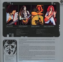 Ein Album mit vier Fotos von Musikern. Namen: Phil Lynott, Scott Gorham, Brian Downey, Brian Robertson. Textabschnitt darunter.