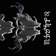 Vertikale, stilisierte Schrift in hellem Grau auf Schwarz, daneben ein abstrakt gestalteter, dunkler Totenkopf.